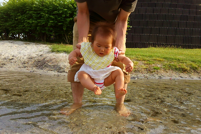 水に足をつけないナツ