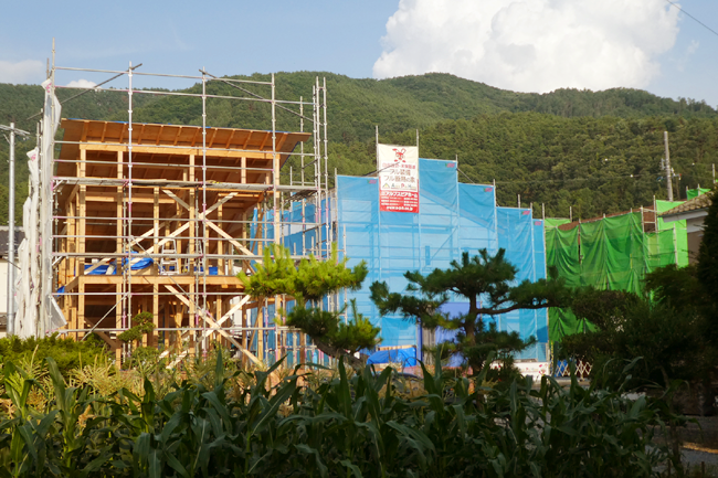 化粧野馳板張りまで終えて、建て方２日目終了