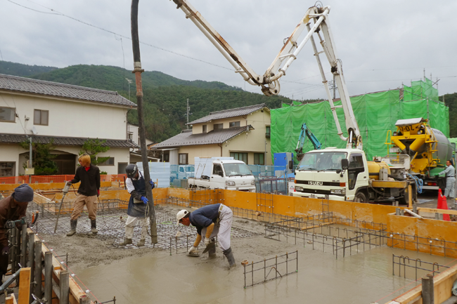 基礎コンクリートの打設状況